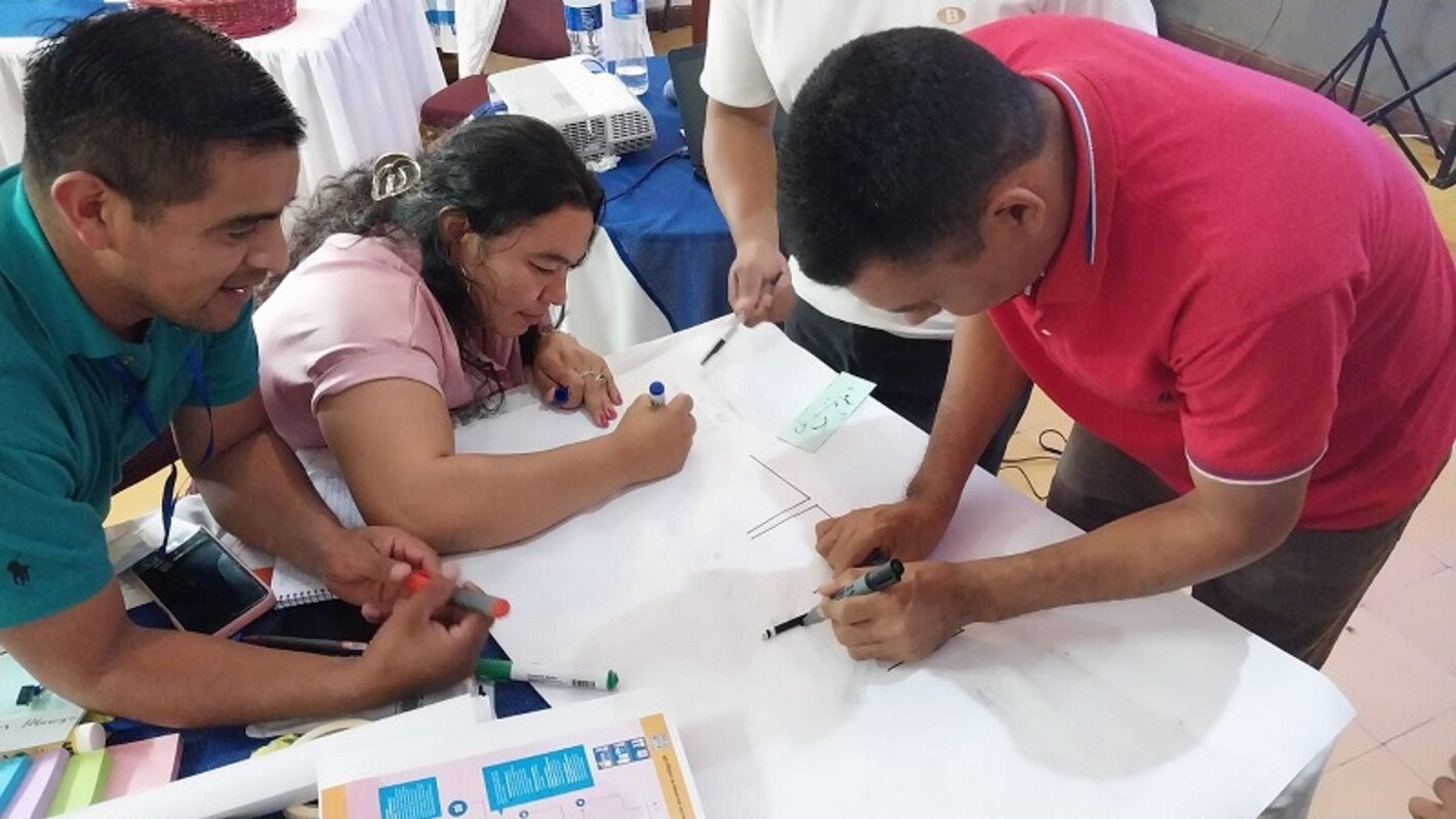 Participantes en taller Wash Press realizan ejercicio práctico