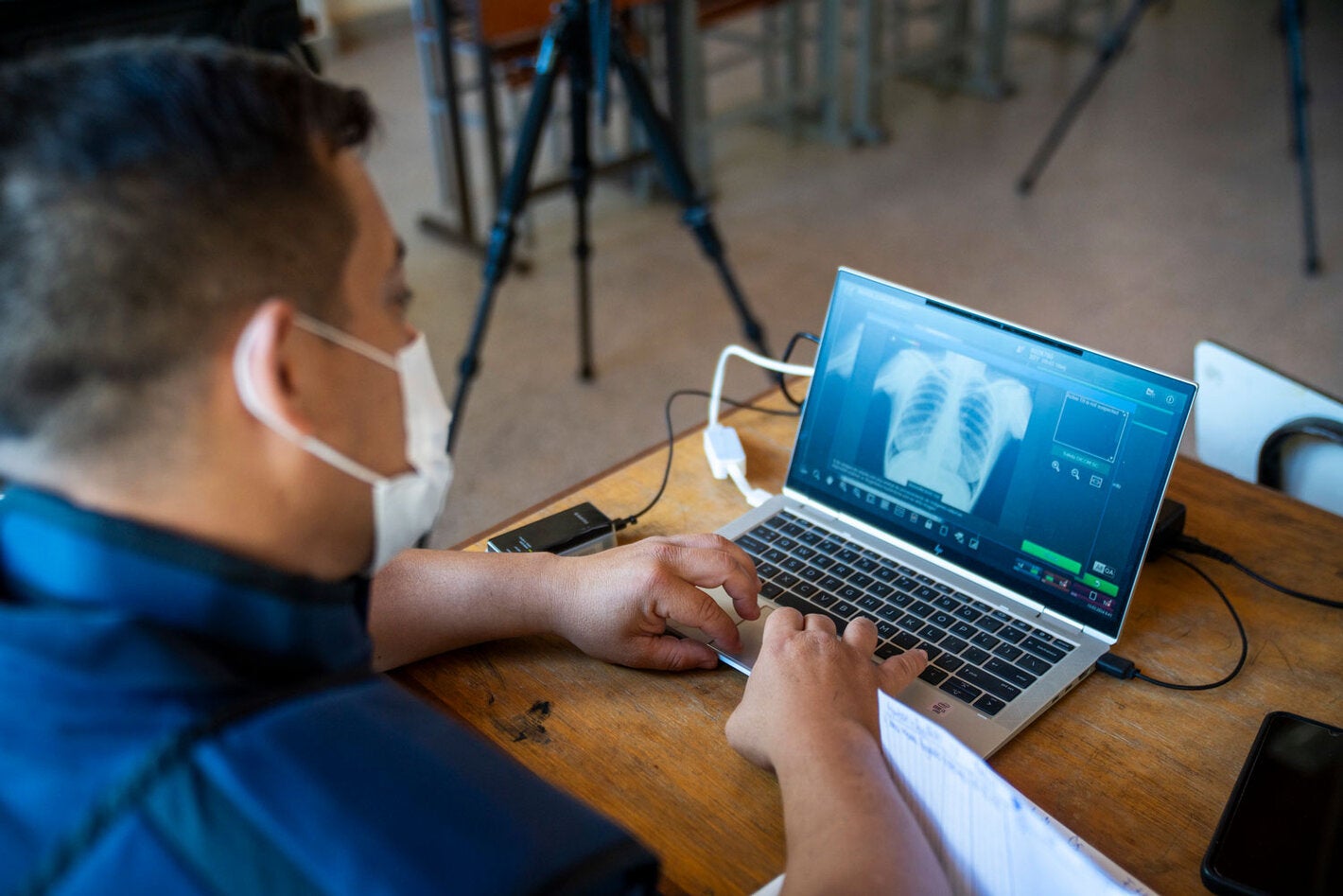 Trabajador de salud utiliza tecnología para identificar la presencia de tuberculosis en el paciente.