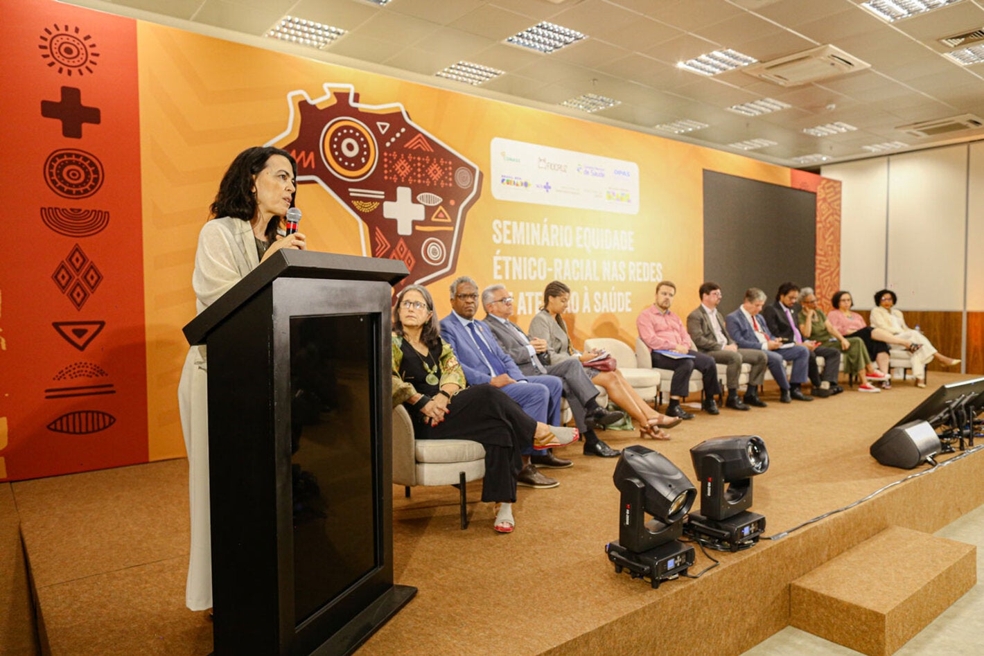 Elisa Prieto na mesa de abertura