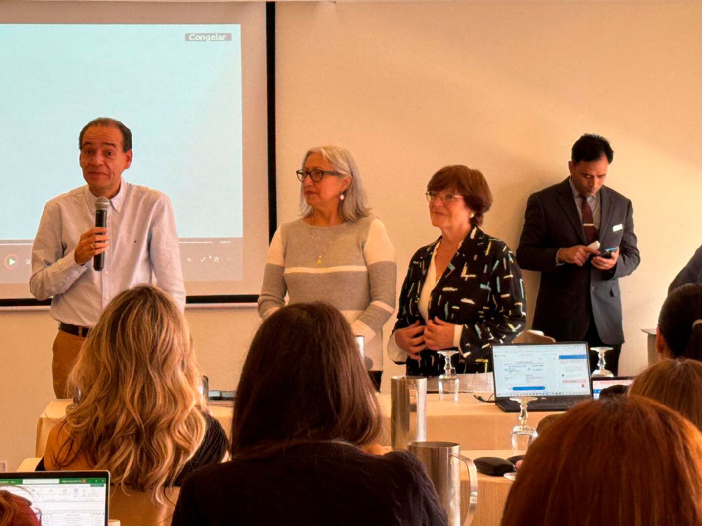 Dra. Padilla y panelsitas en reunion de cuidados en reunion presencial