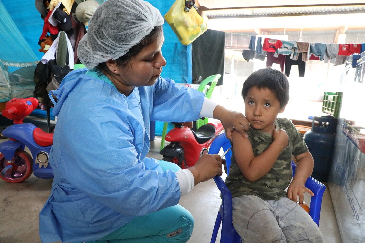Personal de salud aplica  vacuna a niño