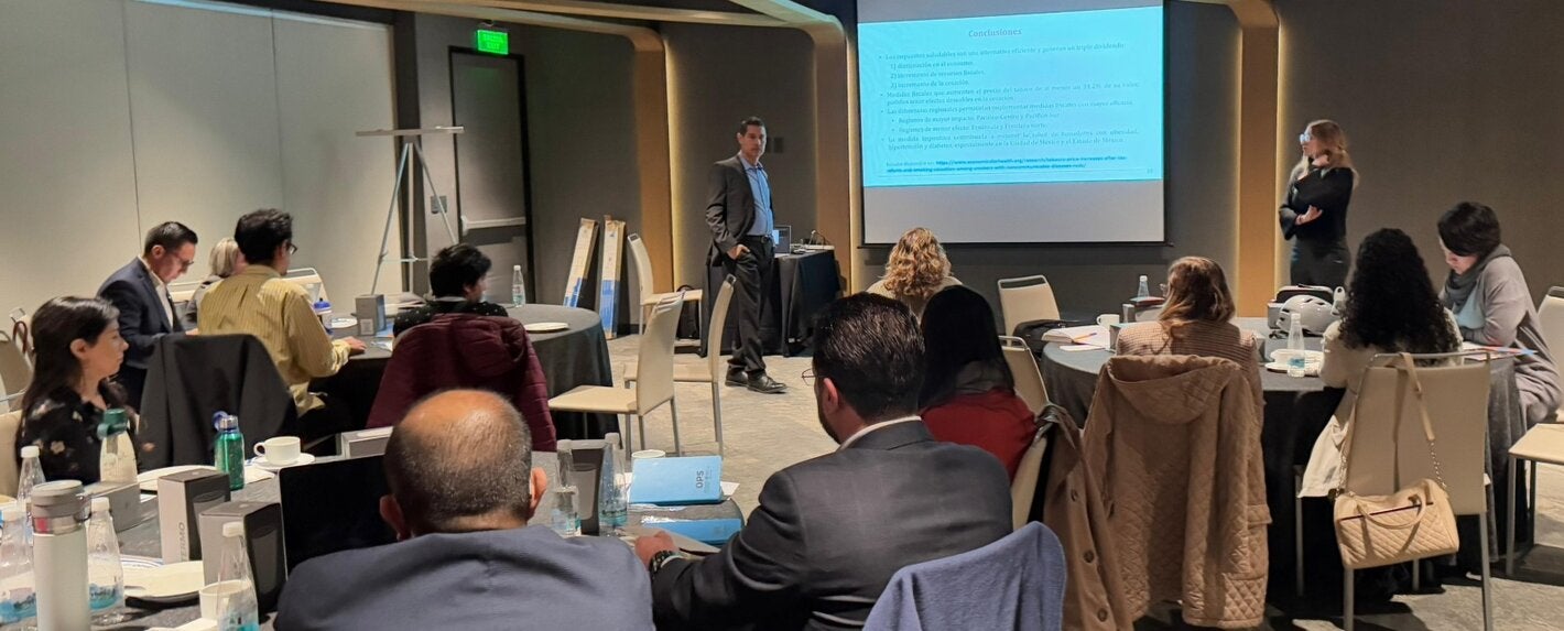 Muestra un momento del taller con los participantes atentos a la presentación