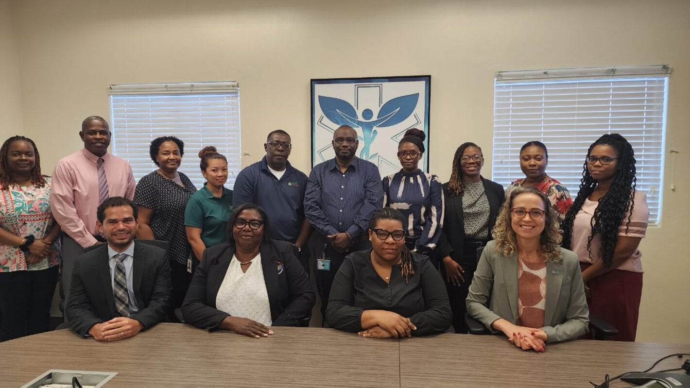 representantes de PANAFTOSA y del Departamento de salud ambiental de 