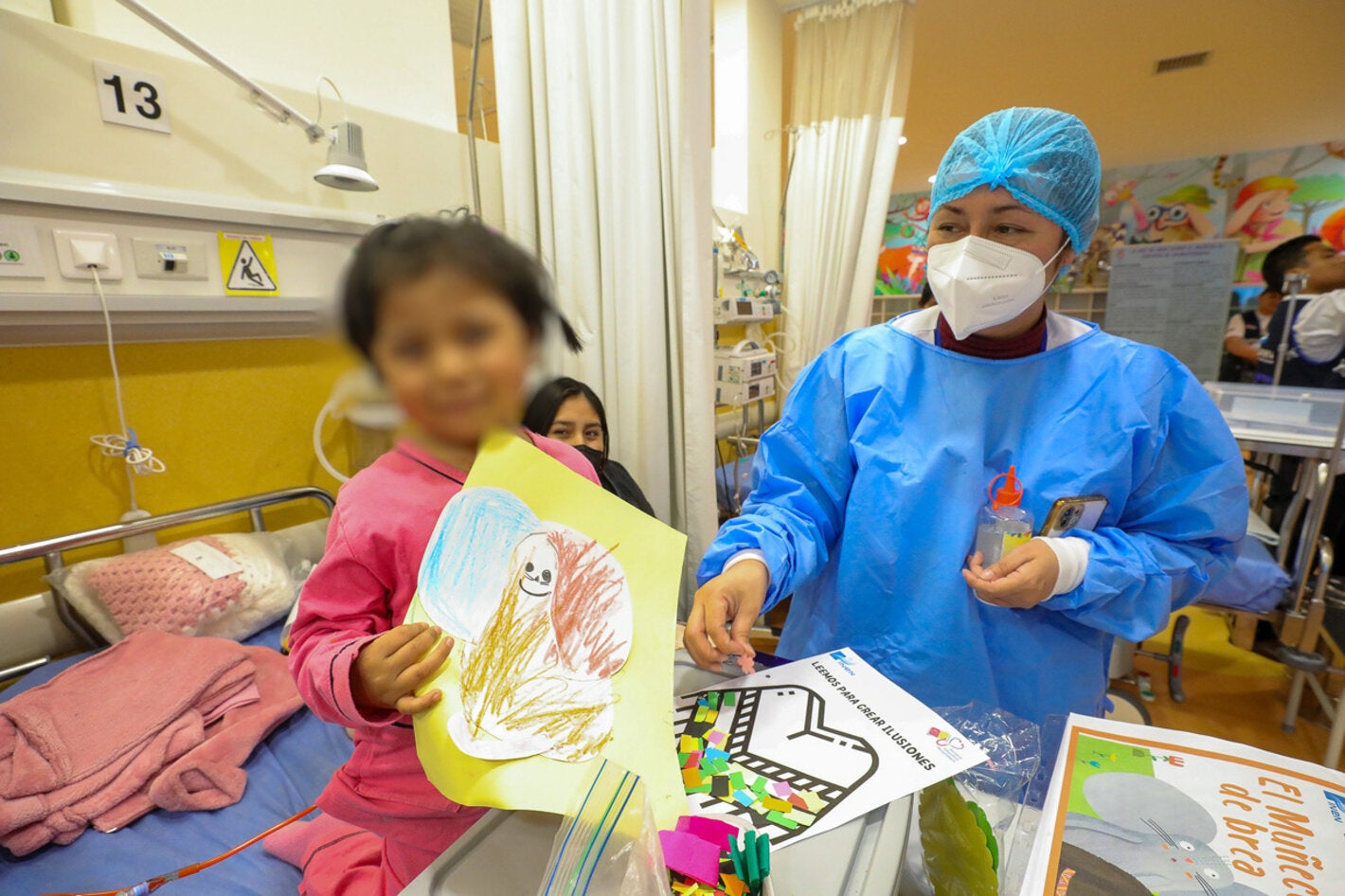 Imagen referencial de paciente oncológico pediátrico junto a su médico tratante
