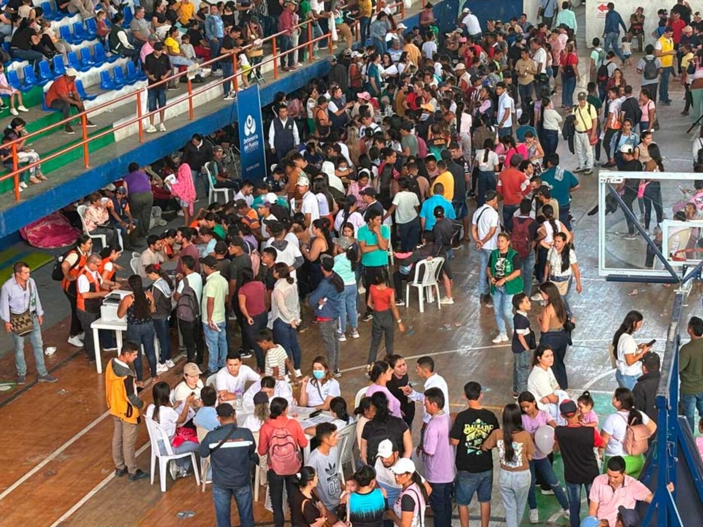 Personas en un colice de la ciudad de cucuta solicitando ayuda humanitaria por la cituacion del catatumbo