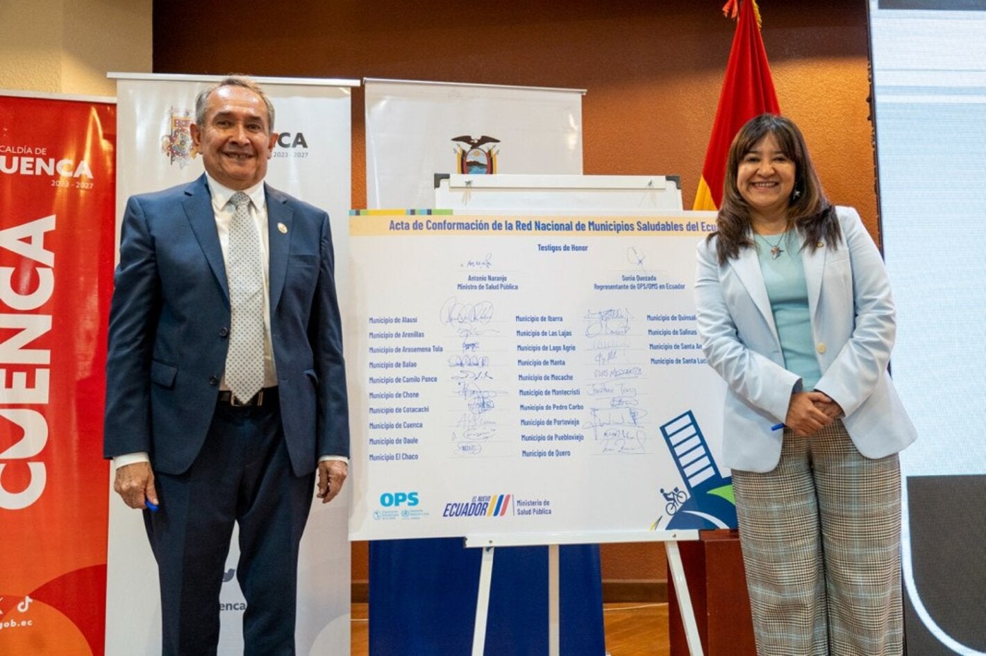 El Ministro de Salud Pública, Antonio Naranjo Paz y Miño y la representante de la Organización en Ecuador, Sonia Quezada;   participaron en la firma simbólica de la conformación de la Red de Municipios Saludables.