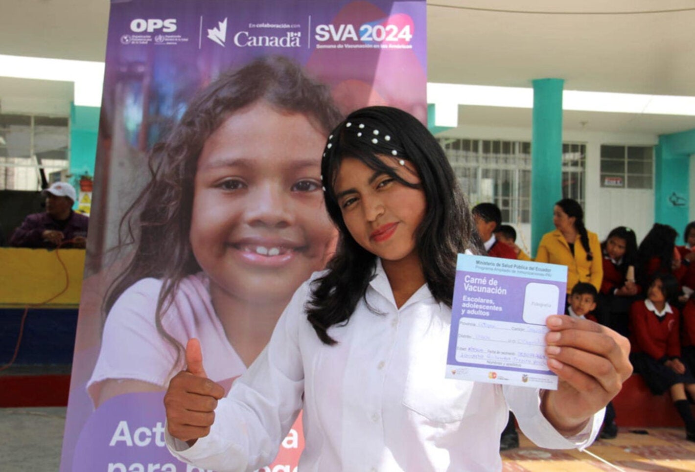 Menina posa com caderneta de vacinação na mão após receber vacina