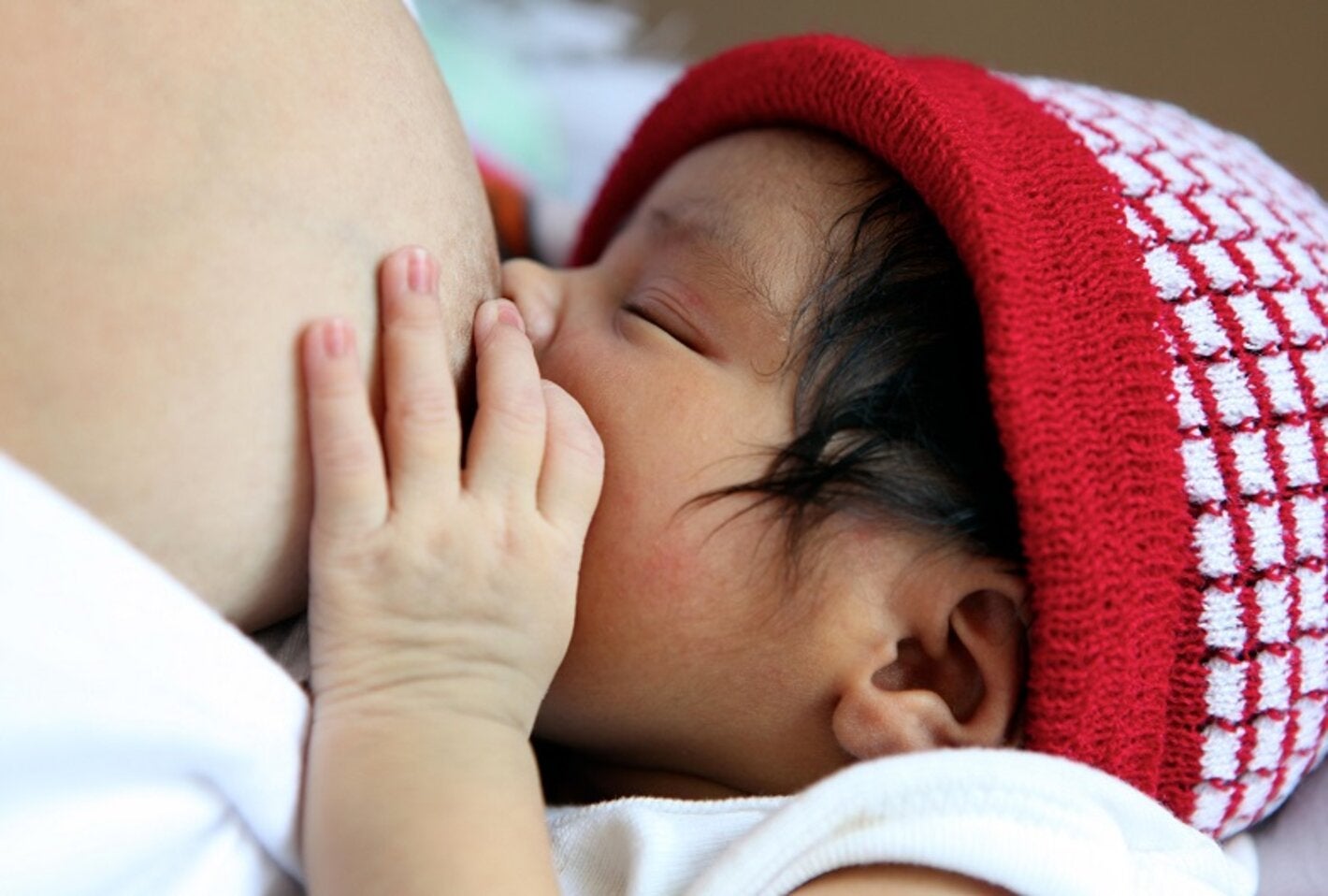 madre brindando lactancia materna a su hijo recién nacido