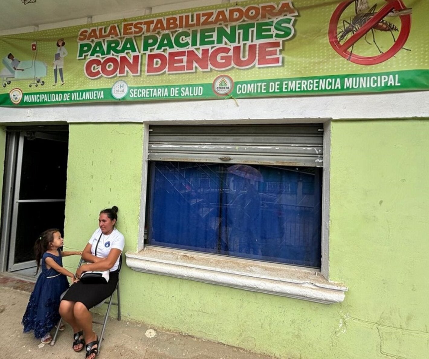 Una madre y su hija esperan ser atendidas en un centro de estabilización de dengue