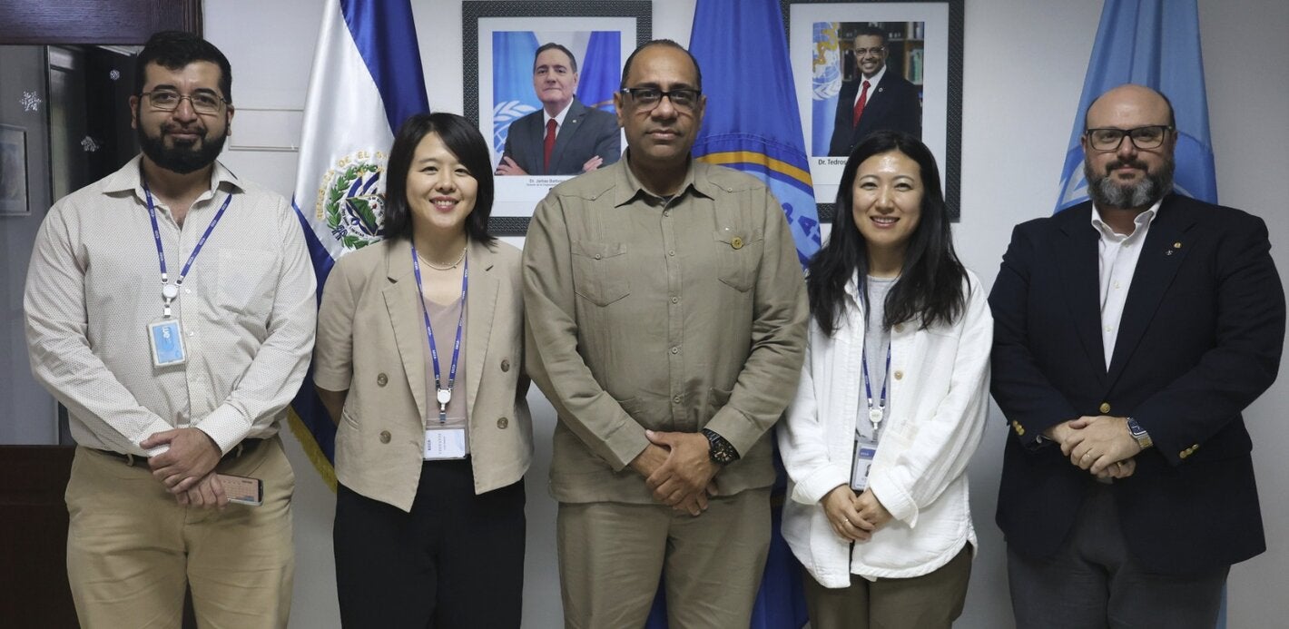 Autoridades OPS/OMS junto a delegados del KOIKA