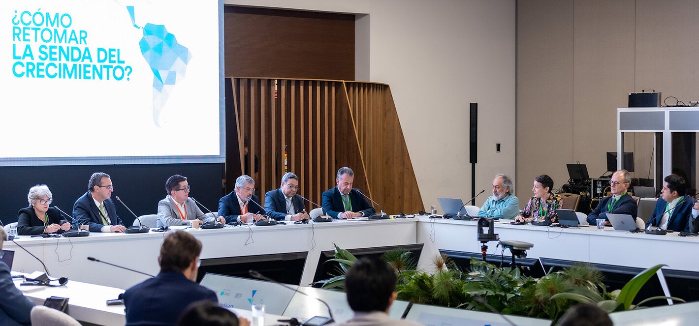 Fotografía de la mesa de trabajo durante el el Foro Económico Internacional - América Latina y el Caribe 2025
