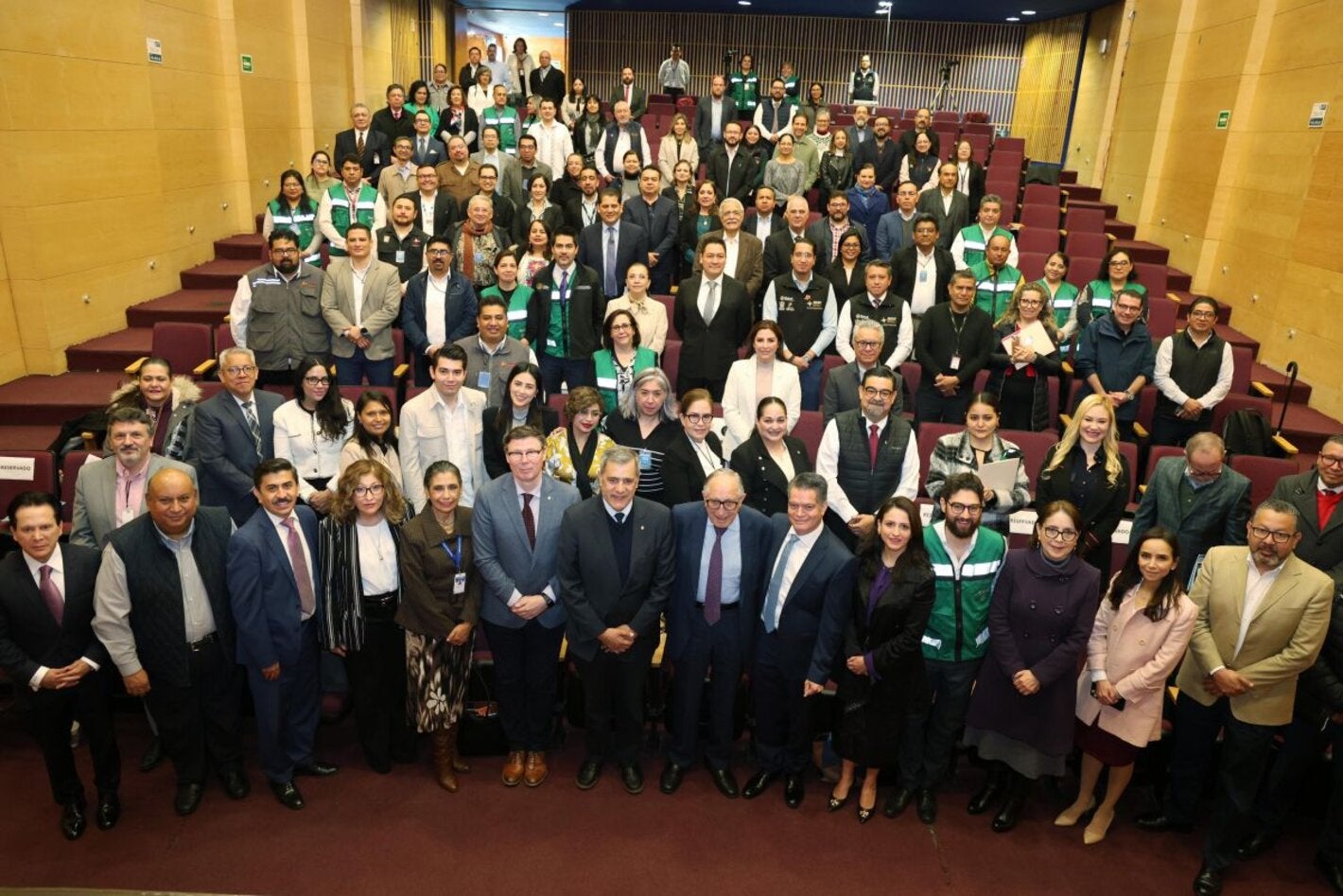 Foto grupal de autoridades y participantes de la Reunión Nacional del Servicio Nacional de Salud Pública