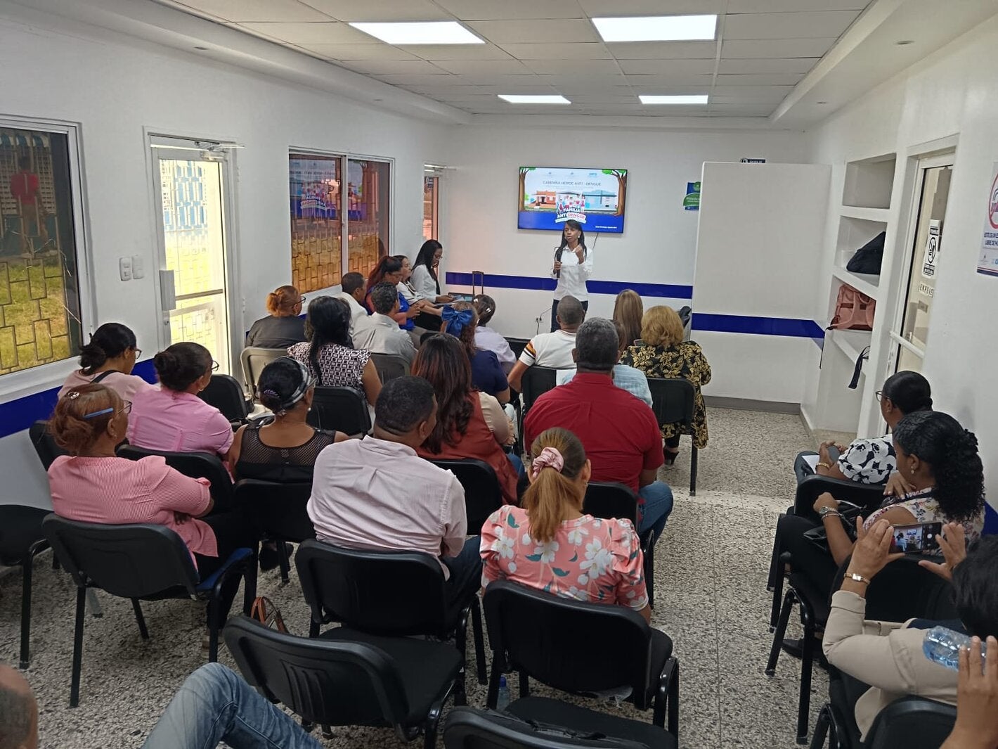 Proceso de capacitación a maestros, desde el Ministerio de Salud, en la campa;a Familia Antidengue en la escuelas de San Juan de la Maguana