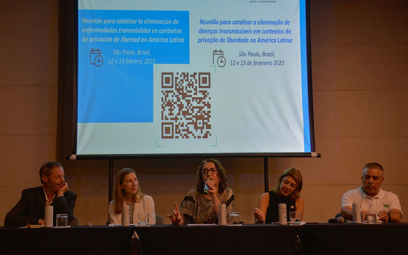 Mesa de abertura do evento com cinco convidados