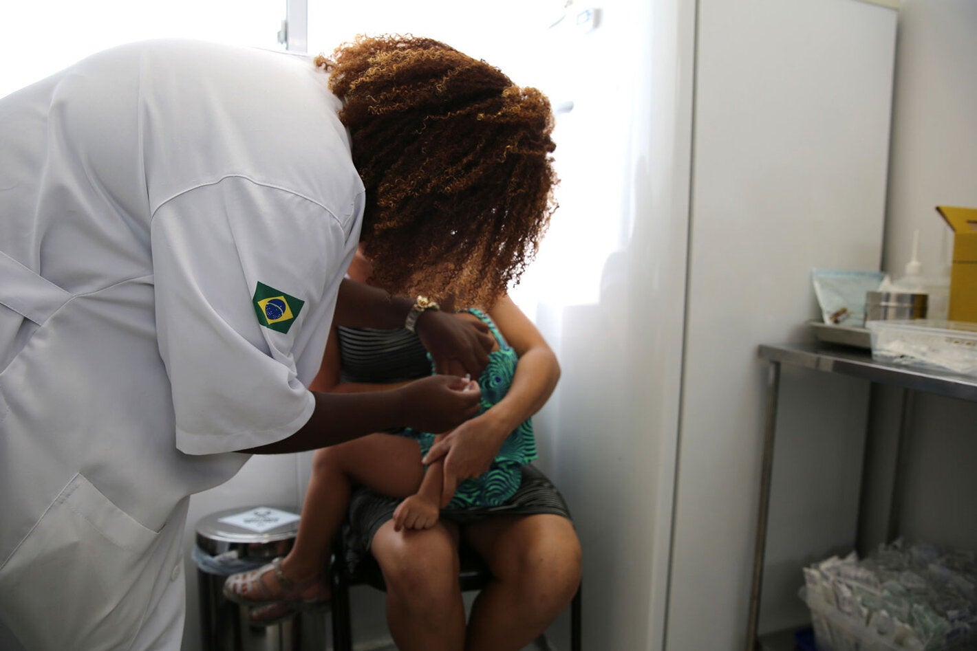 Trabajador de salud vacuna un niño contra la fiebre amarilla