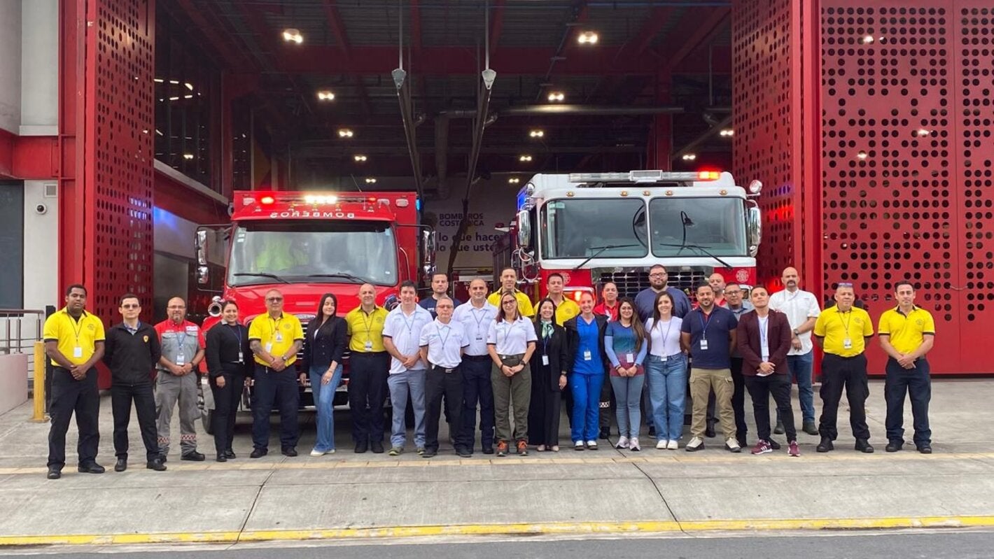 Participantes e instructores posan para la fotografía grupal