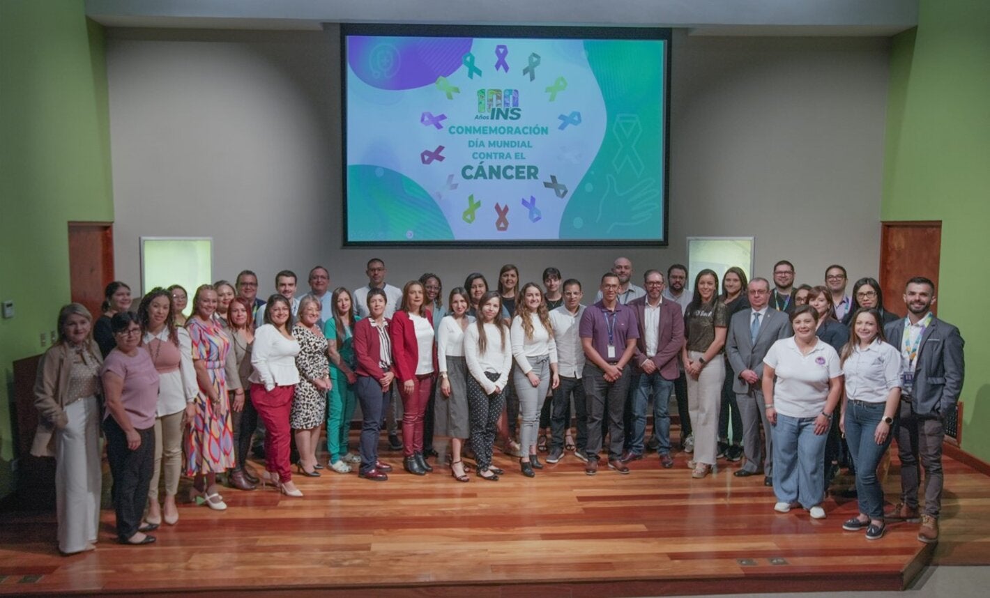 Fotografía grupal de los participantes en el evento