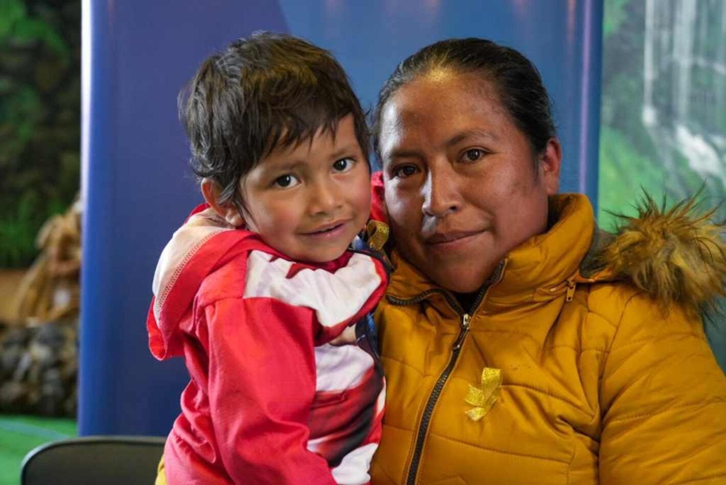Nancy, junto a su hijo Keyner, beneficiario de los medicamentos esenciales contra el cáncer infantil.