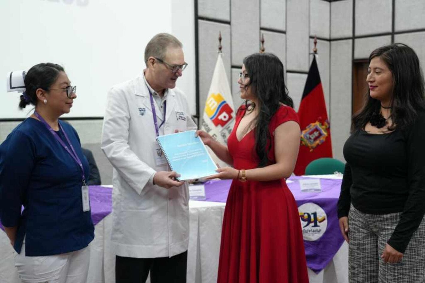 Entrega simbólica de la Norma Técnica de Prevención y Control de Infecciones Asociadas a la Atención en Salud (IAAS)
