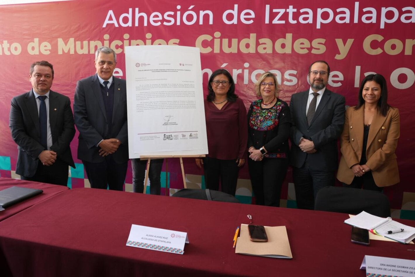 Autoridades de salud y la alcaldesa de Iztapalapa que participaron en el acto protocolario 