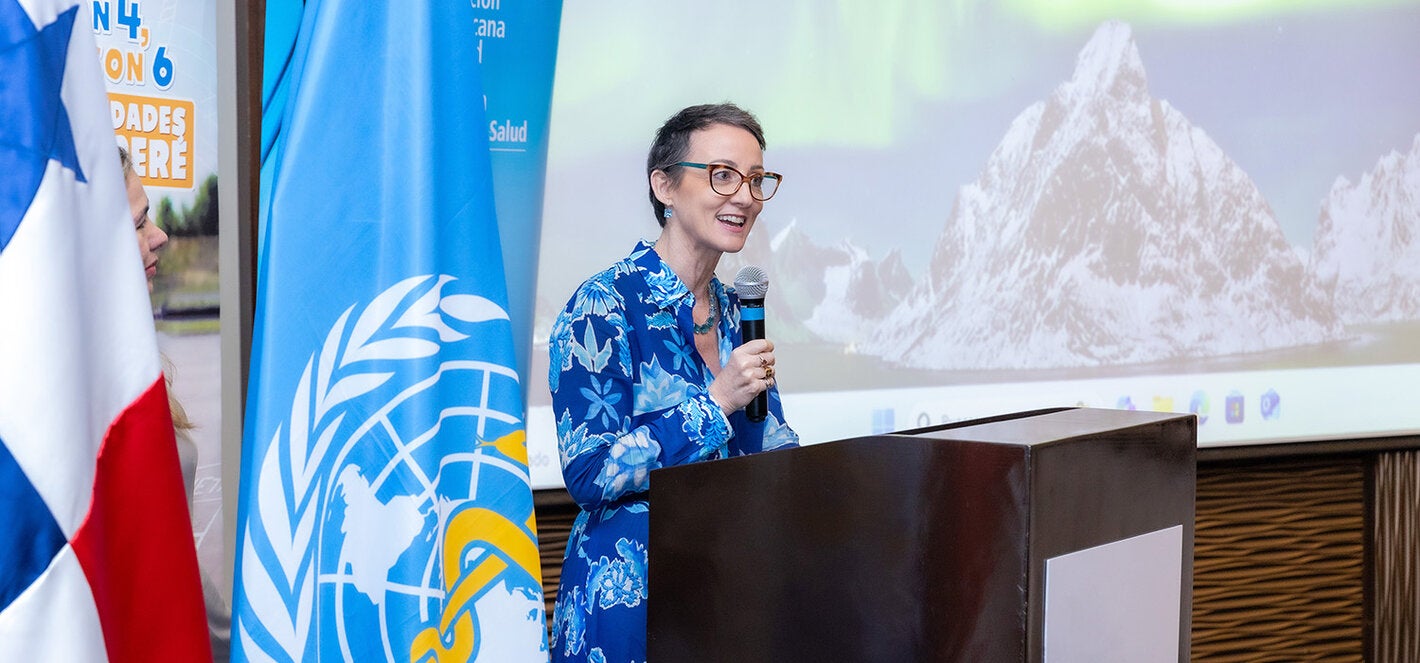 La Dra. Ana Rivière Cinnamond, representante de la OPS/OMS en Panamá, dando discurso de apertura al taller especializado en Monitoreo Rápido de Vacunación (MRV) y Búsqueda Activa Comunitaria (BAC).