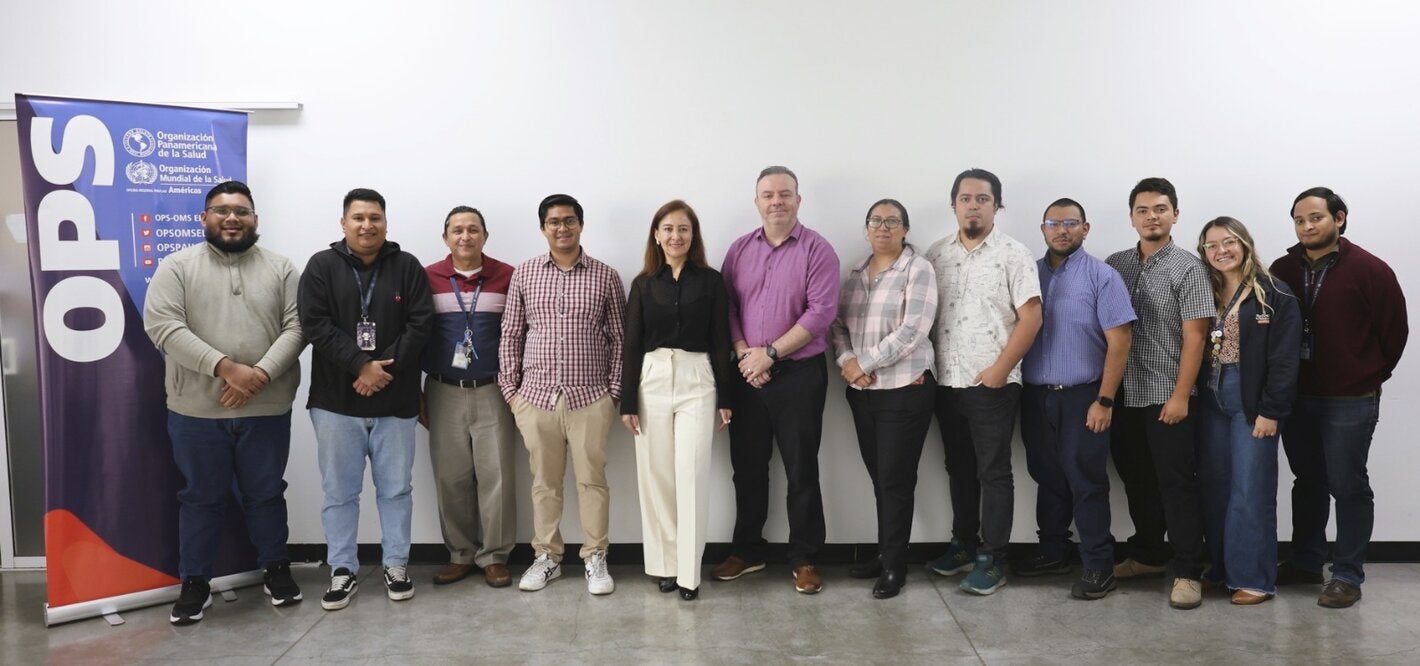 Profesionales del taller ESAVI en El Salvador