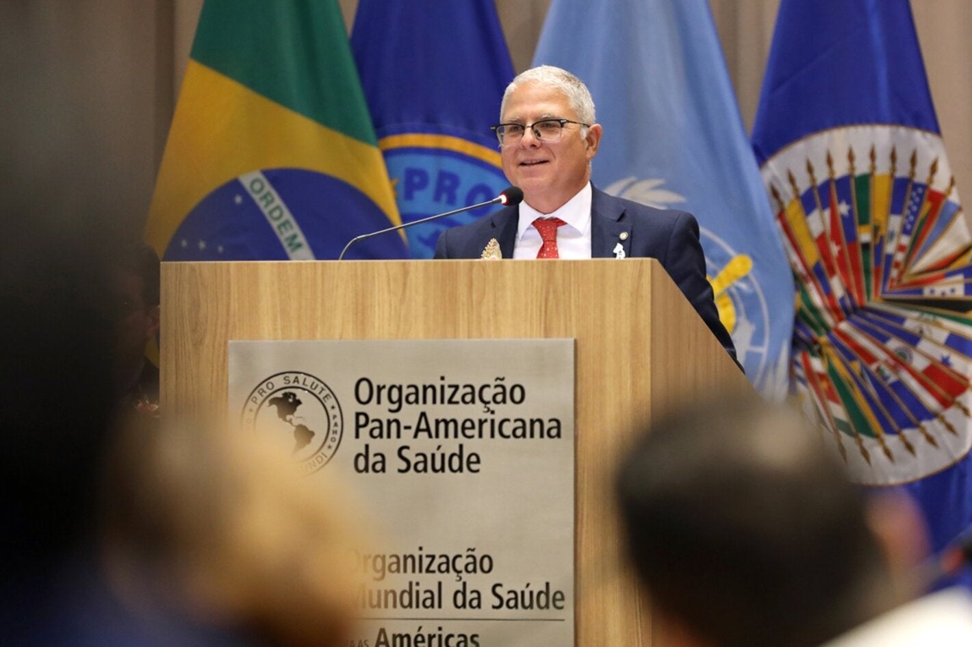 Cristian Morales discursa no púlpito do escritório da OPAS/OMS no Brasil