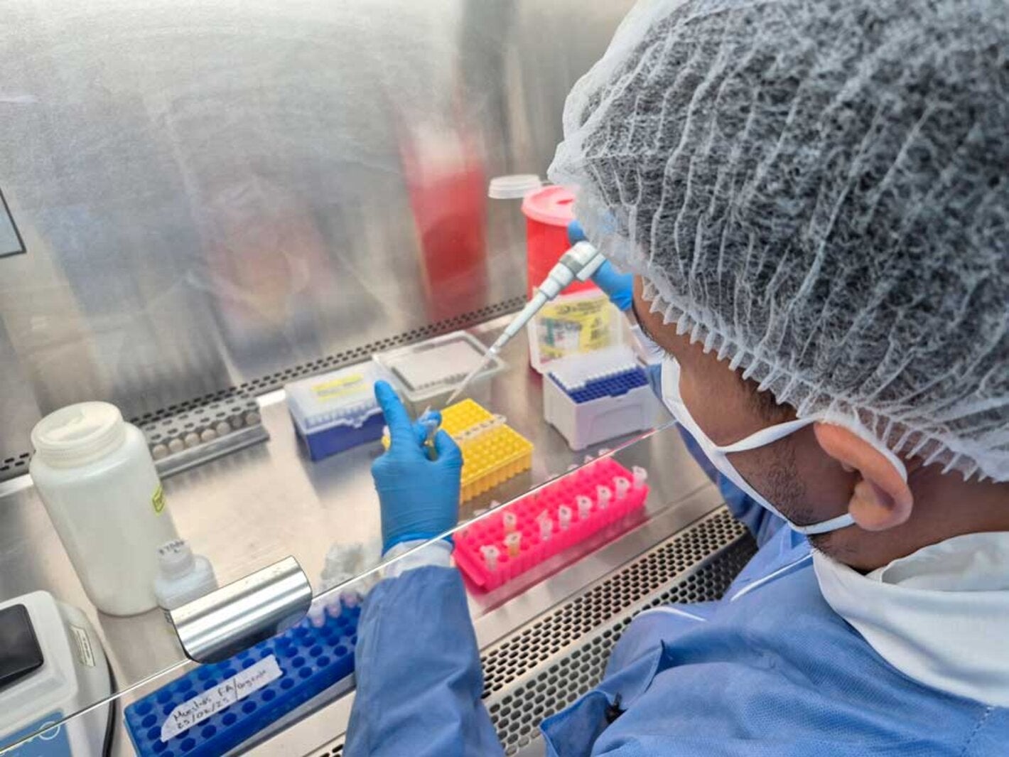 Bacteriologa en el laboratorio realizando pruebas en na pipeta