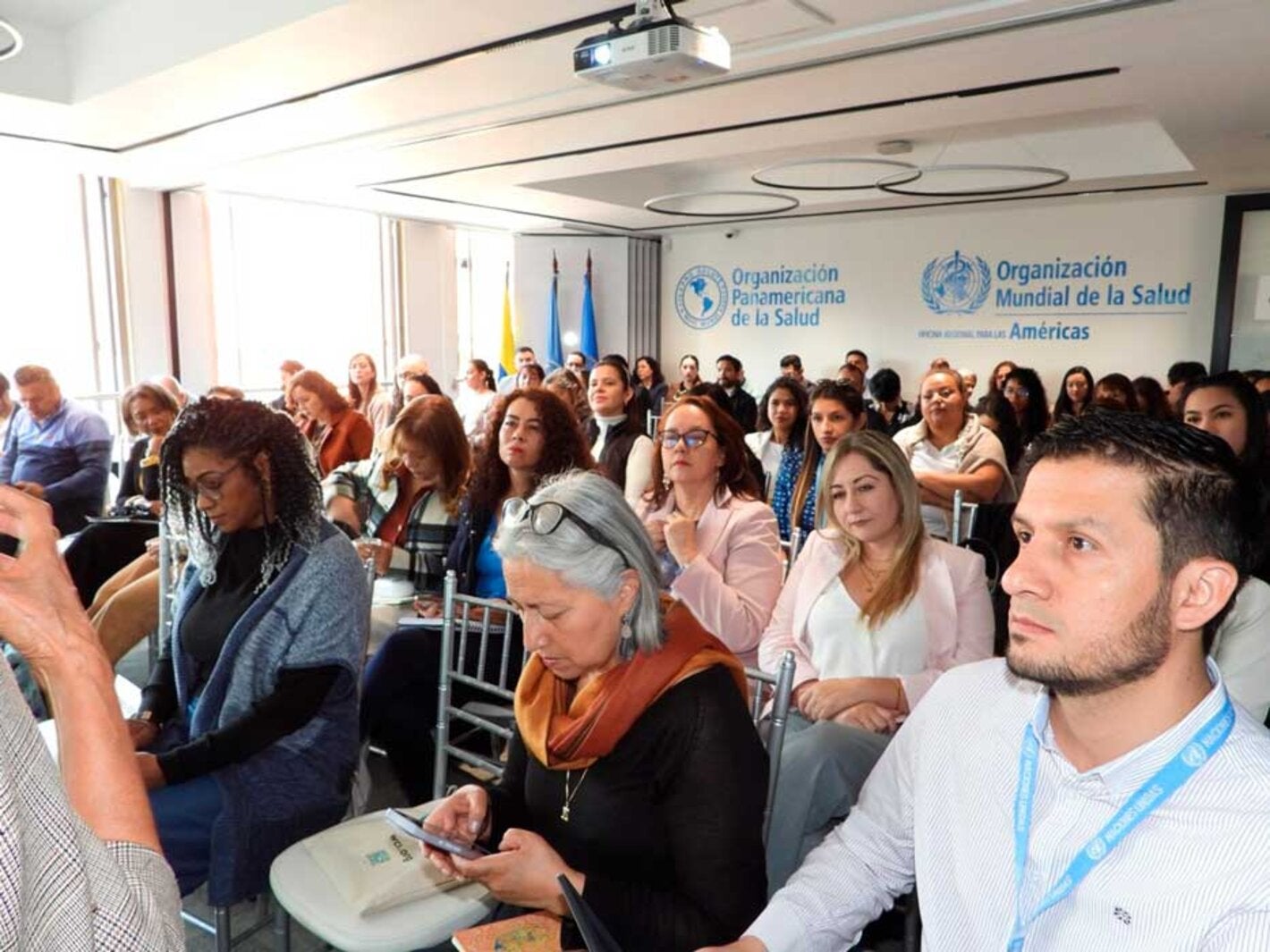 Personal de OPS en la desarrollo del Taller 