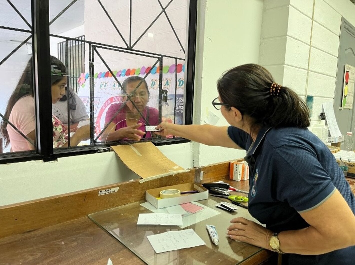 personal de farmacia dispensando medicamentos