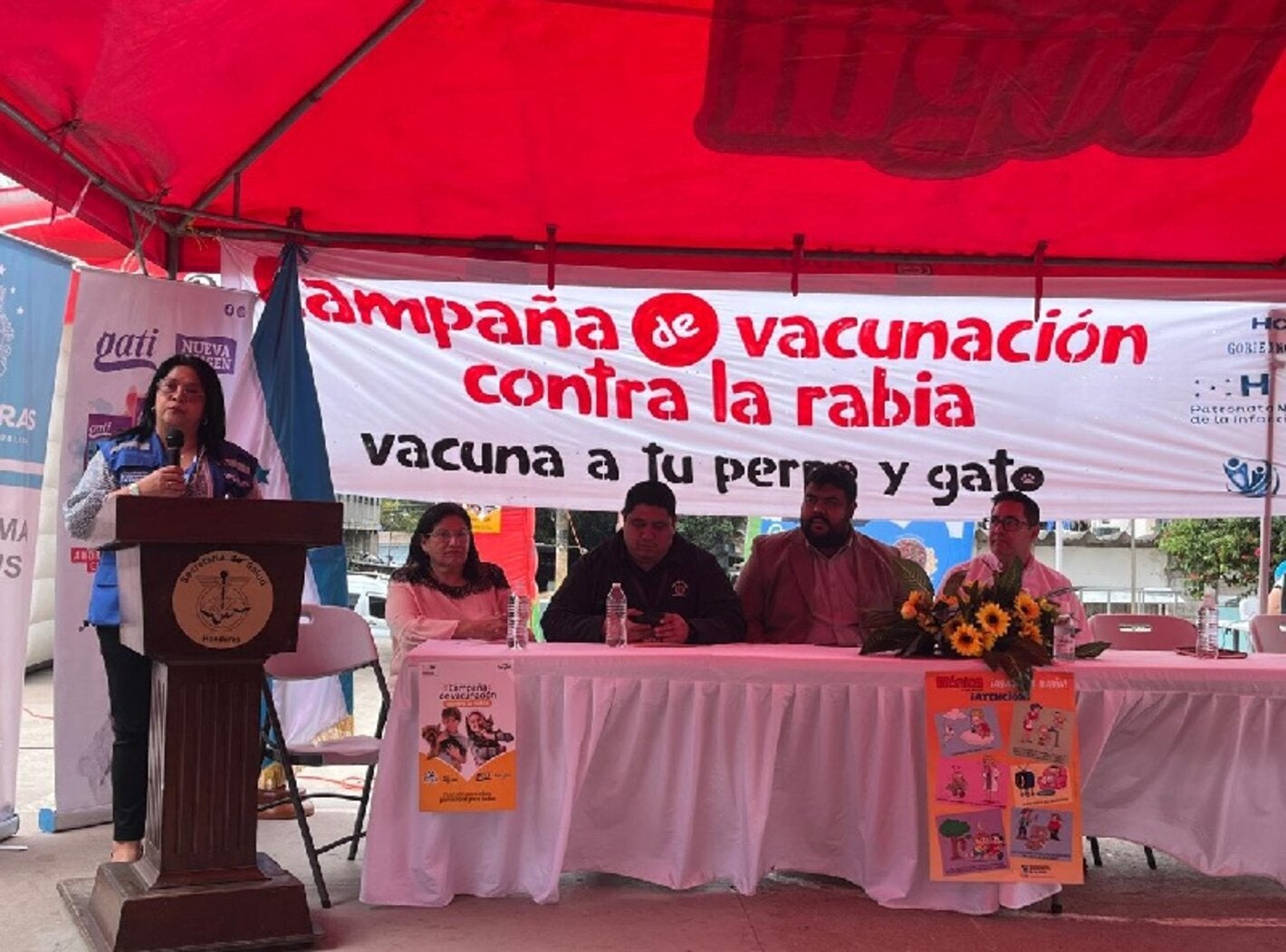 funcionaria de OPS en inauguración de campaña de vacunación antirrábica