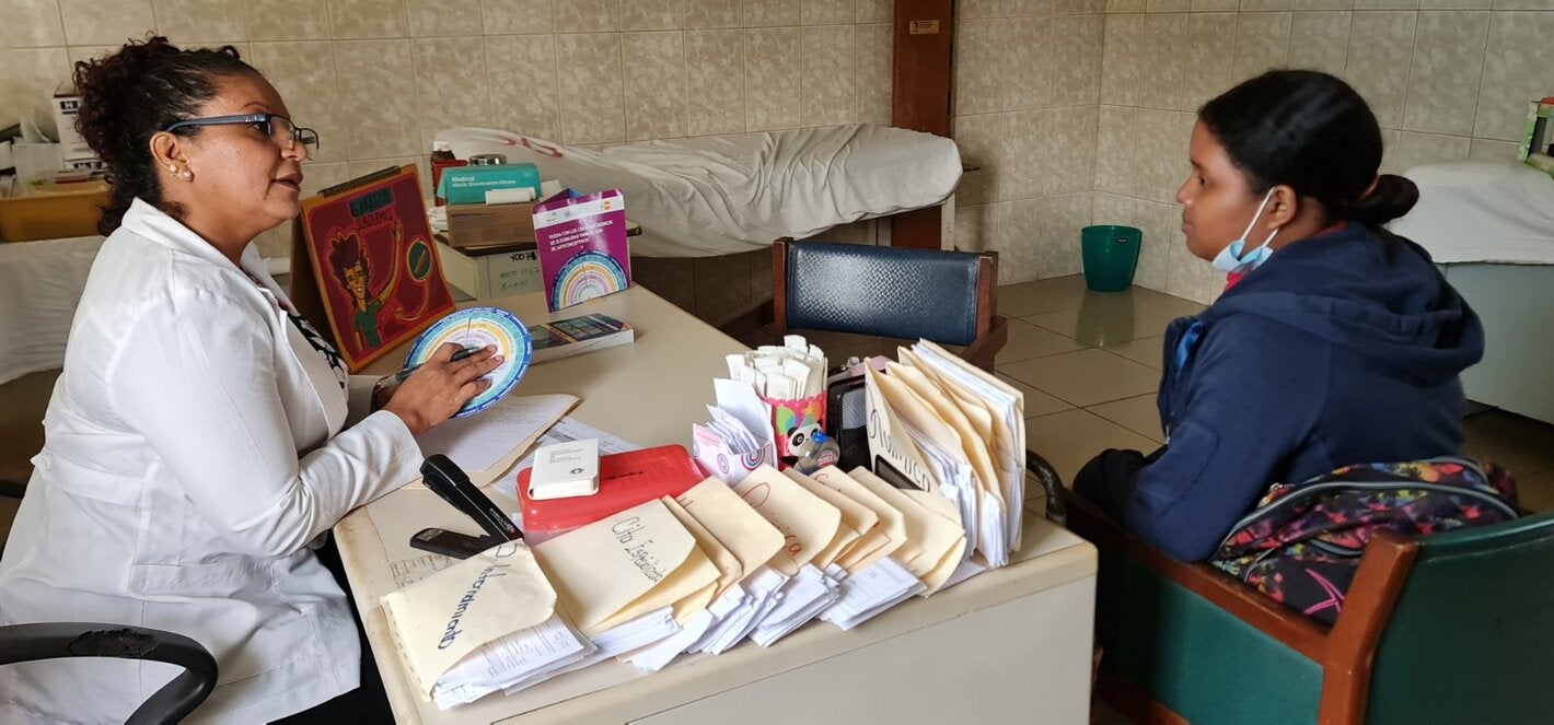 personal de salud explica a usuaria sobre planificacion familiar