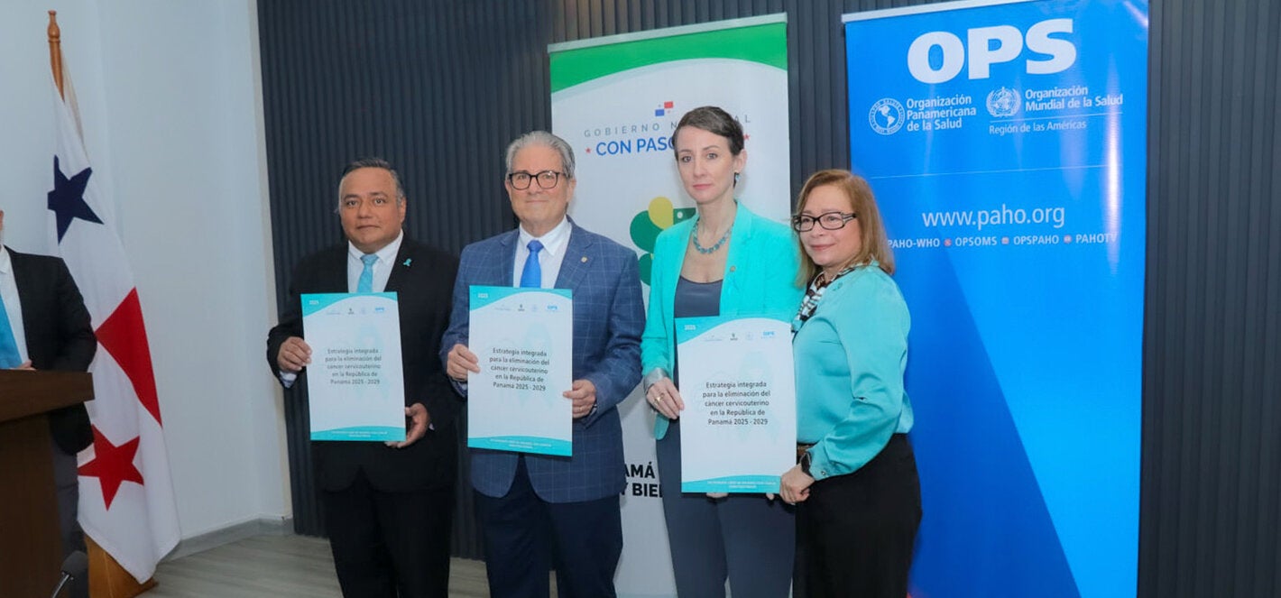Fotografía de autoridades en Panamá durante el lanzamiento de la estrategia de eliminación del cáncer cervicouterino hacia el 2029.
