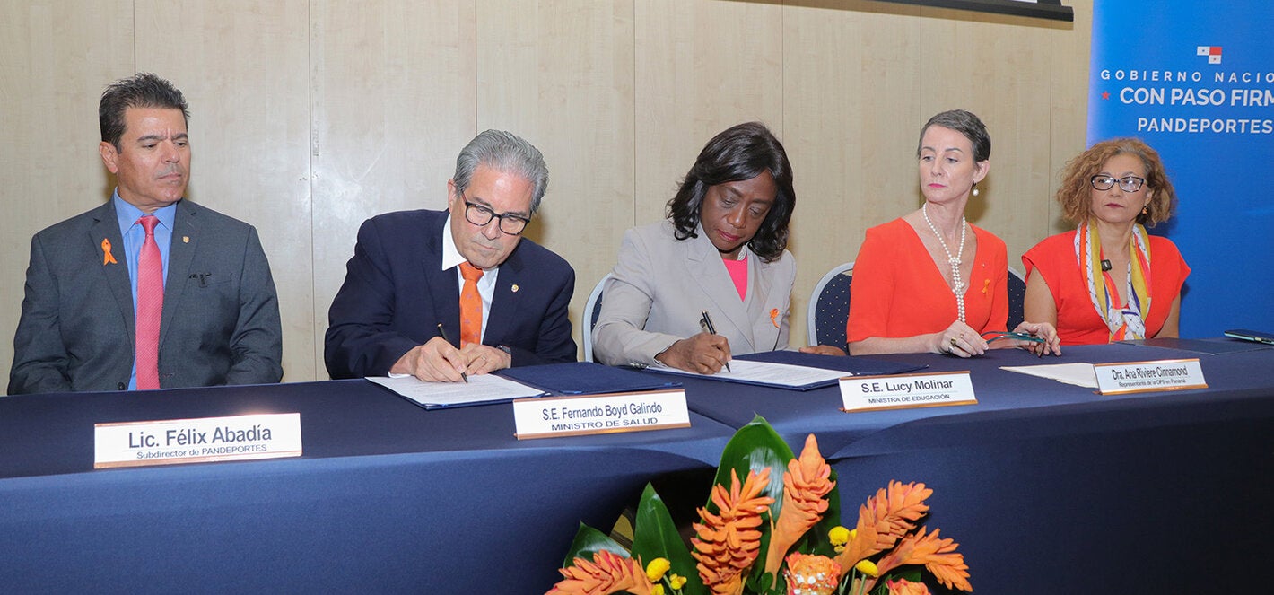 Fotografía de mesa principal con la participación de autoridades en el Lanzamiento del Plan de Aceleración para Detener la Obesidad (PADO).