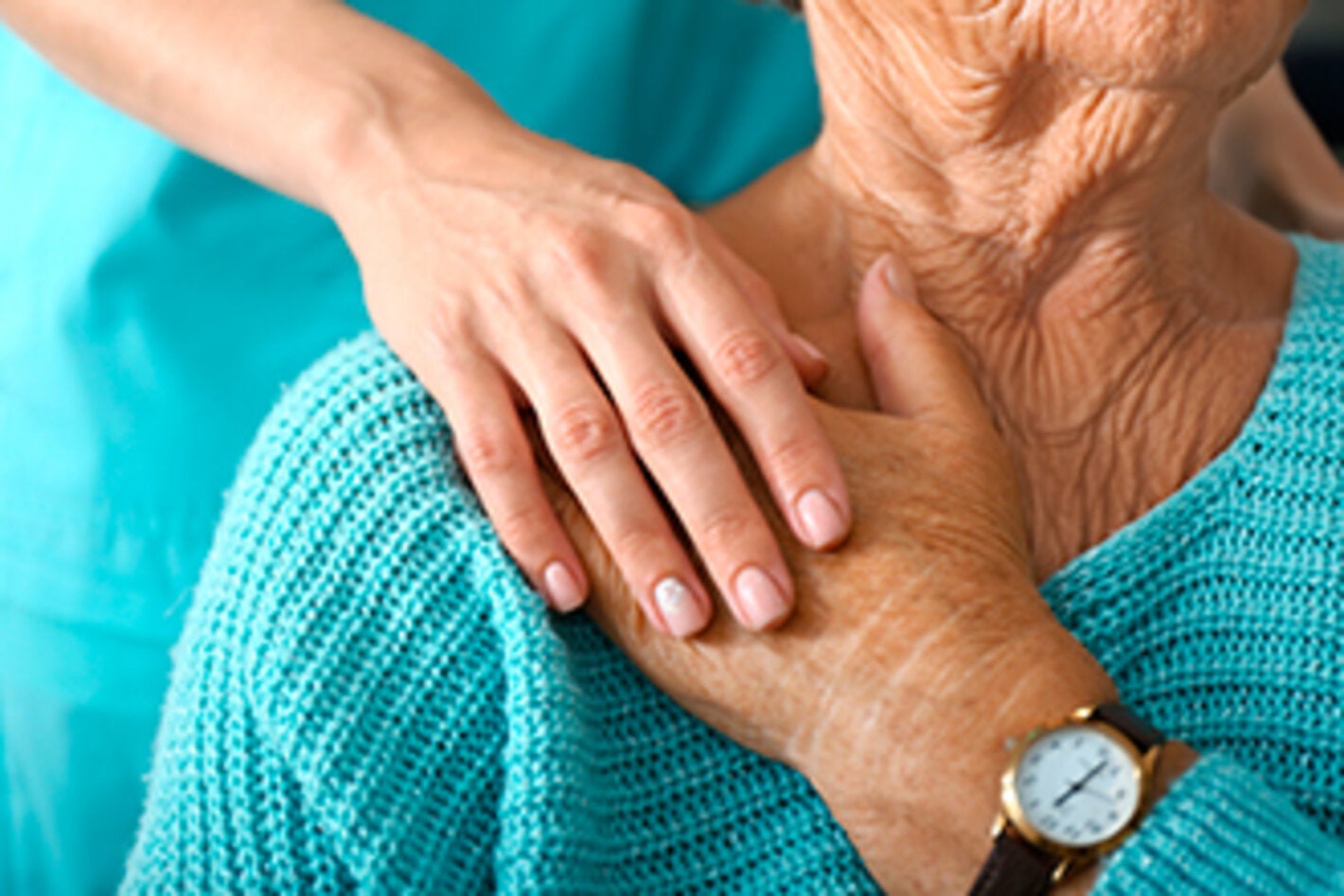 Paciente mayor de la mano con cuidador