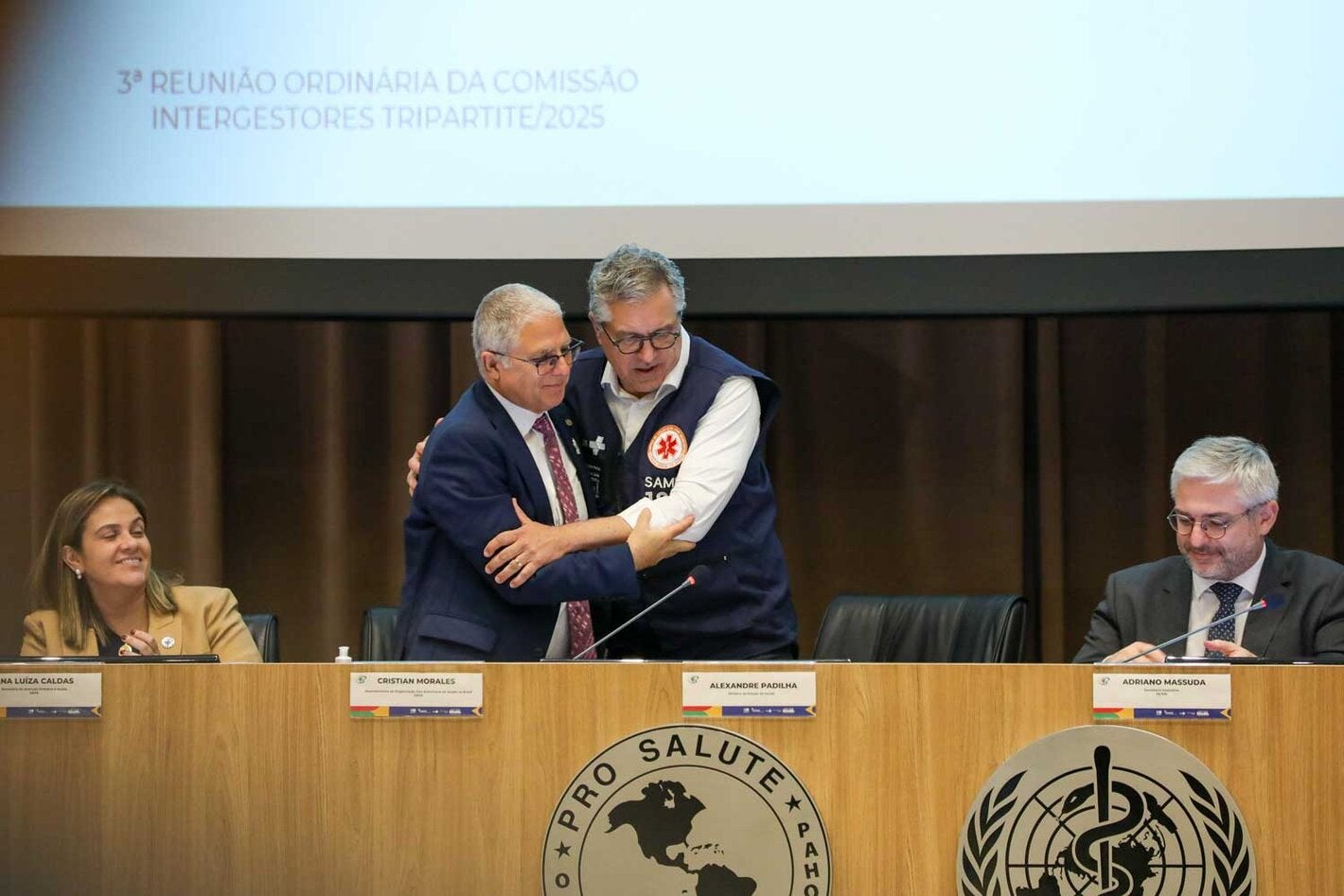 Cumprimento entre o Representante da OPAS/OMS no Brasil e o Ministro da Saúde no país