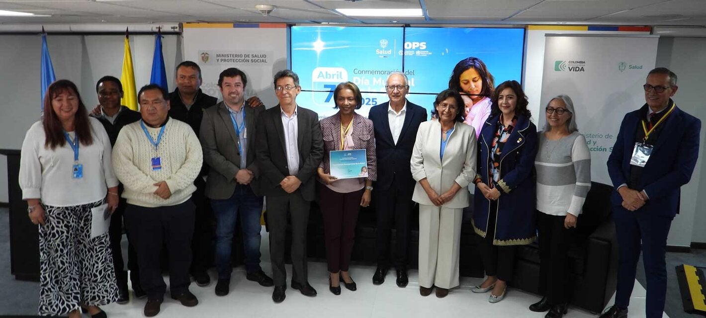 Grupo de OPS en el dia mundial de la salud aompañado por el ministro de salud de Colombia