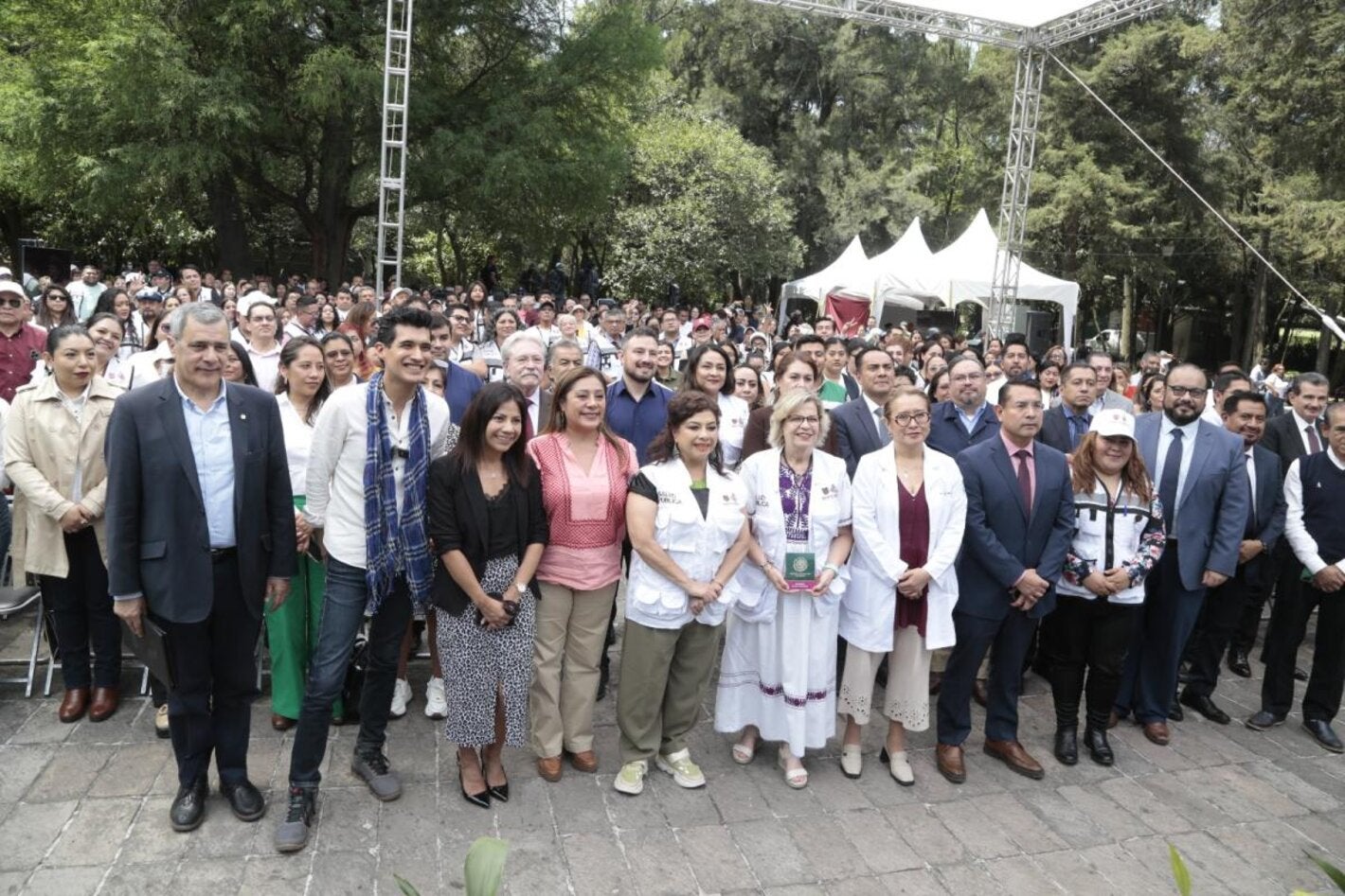 Fotografía grupal de las personas asistentes al lanzamiento del programa Ciudad que Late y Produce Salud