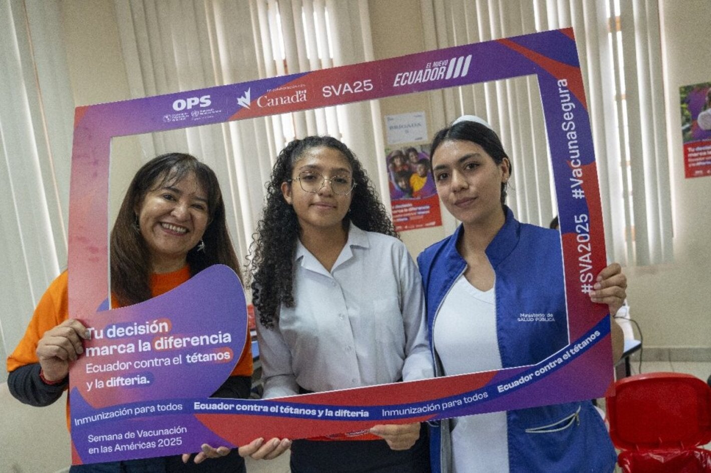 Sonia Quezada, representante de la Organización Panamericana de la Salud / Organización Mundial de la Salud (OPS/OMS) en Ecuador promueve la jornada de vacunación junto a una estudiante y una enfermera en el punto de vacunación desplegado en la Unidad Educativa “Manuela Cañizares”. 