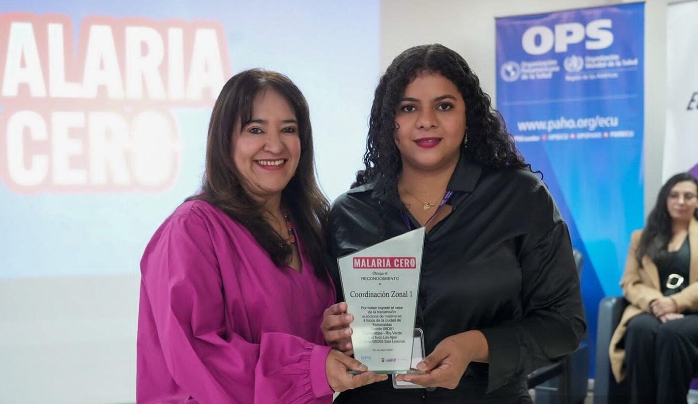 Sonia Quezada, representante de OPS/OMS en Ecuador hace la entrega de uno de los reconocimientos a la representante de la Coordinación Zonal 1 de Salud