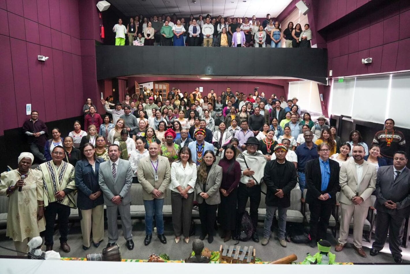 Autoridades y profesionales de la salud de pueblos y nacionalidades que asistieron al simposio