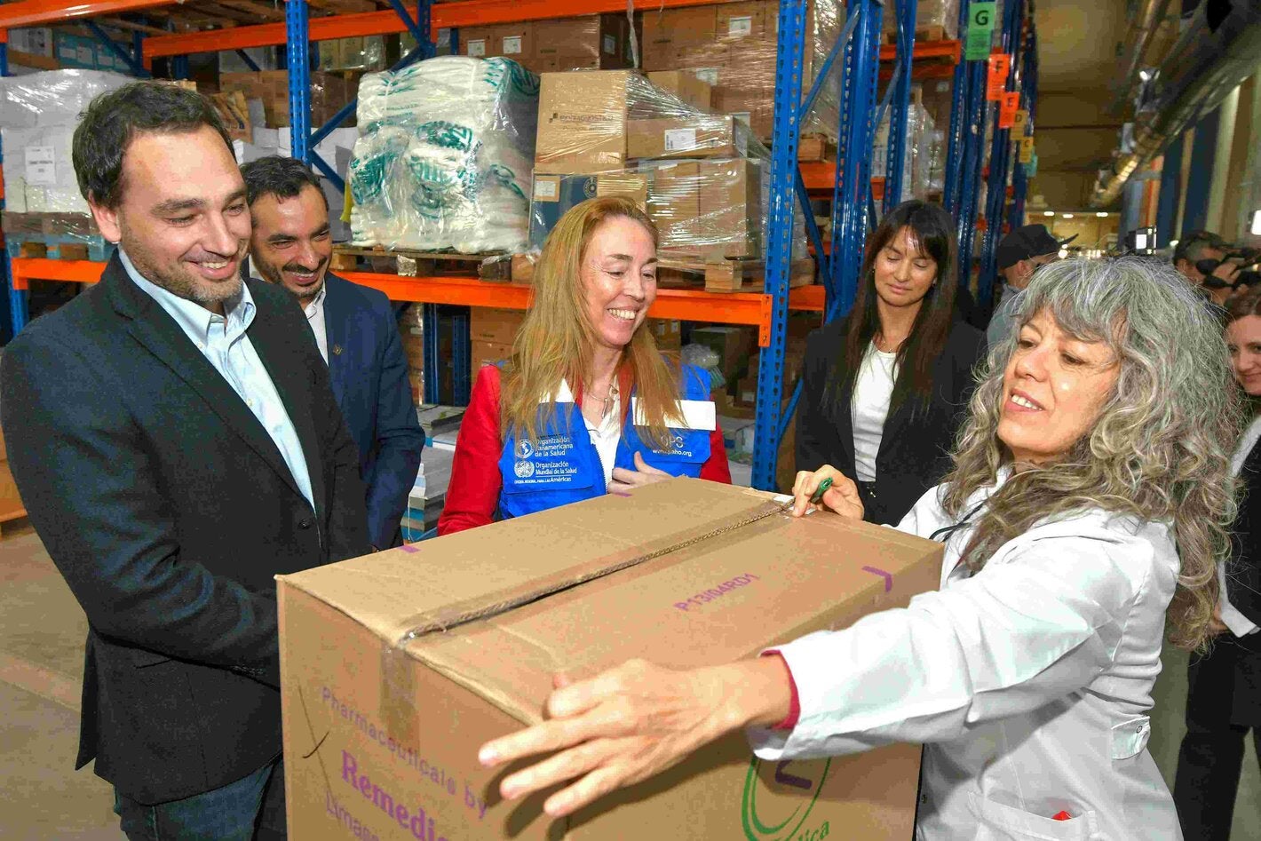 Foto de recepción de las cajas en la Droguería Provincial