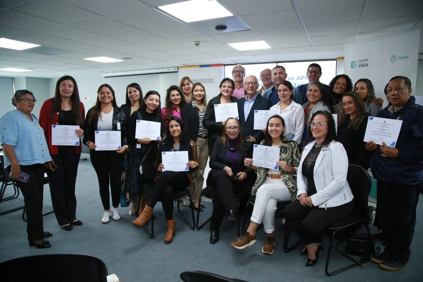 Entrega de certificados graduandos diplomado