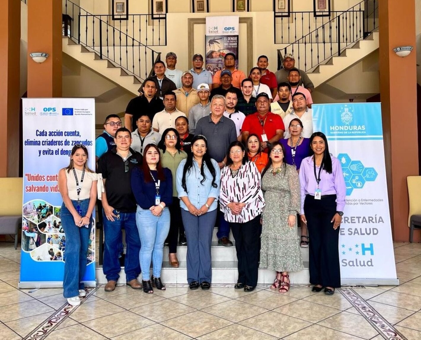 Equipo de la Región Metropolitana de Tegucigalpa capacitándose sobre dengue