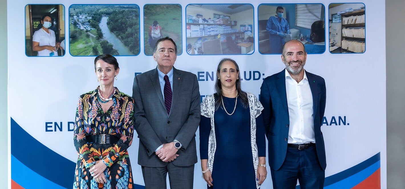 Fotografía grupal de autoridades del MINSA de Panamá, OPS/OMS y AECID en el lanzamiento de la iniciativa para el Fortalecimiento de la atención primaria de salud para la salud materna, sexual y reproductiva y la prevención de la violencia mediante la participación comunitaria en la región de Darién y la Comarca Emberá Wounaan