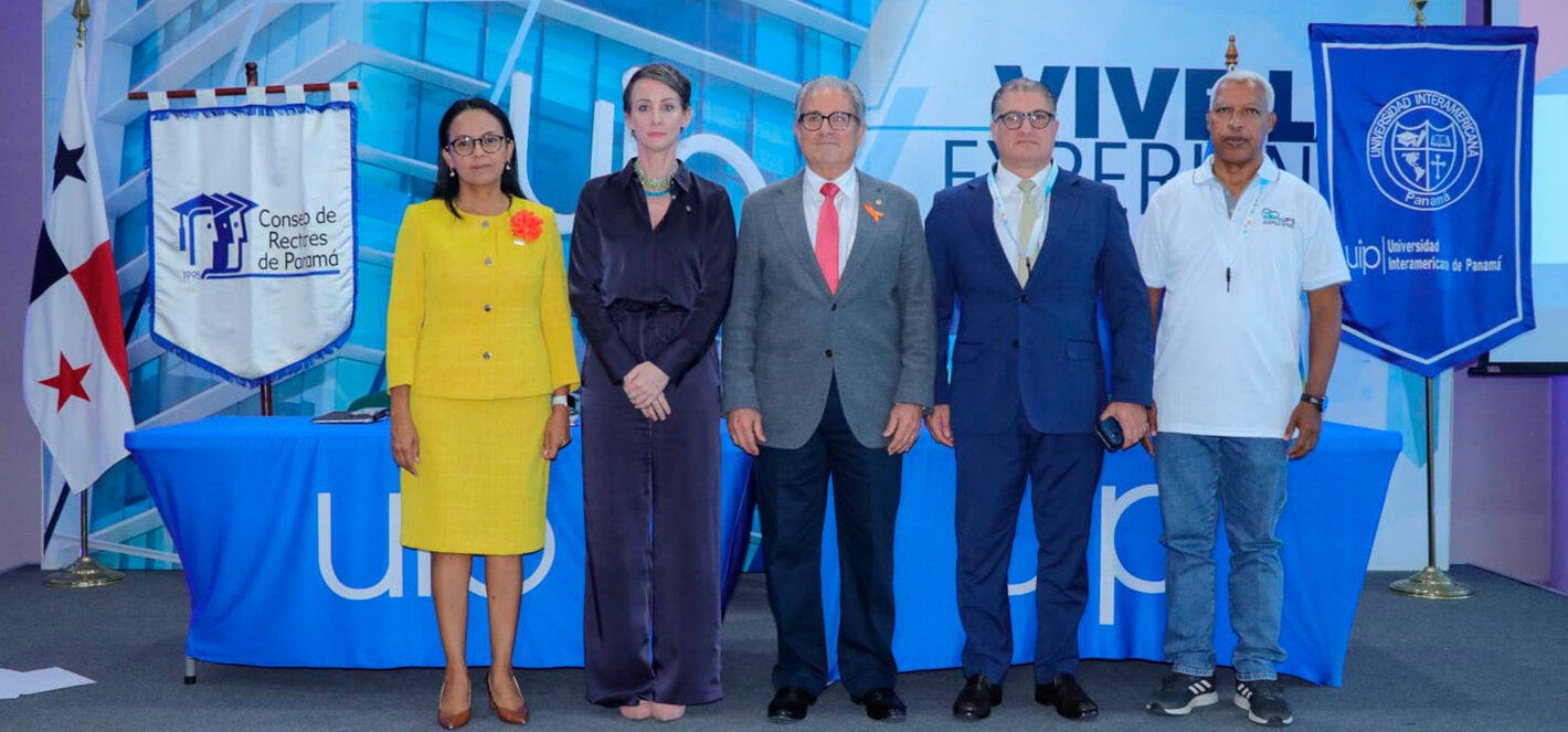 Fotografía grupal de autoridades participantes en conversatorio "Comienzos Saludables, Futuros Esperanzadores: Maternidad y Nacimientos Seguros".