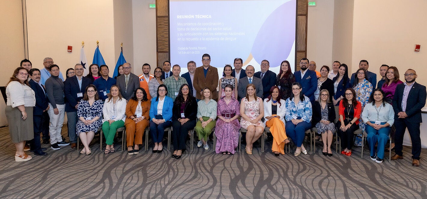 Fotografía grupal de los participantes del Reunión Técnica: Mecanismos de coordinación y toma de decisiones del sector salud y su articulación con los sistemas nacionales en la respuesta a la epidemia de dengue