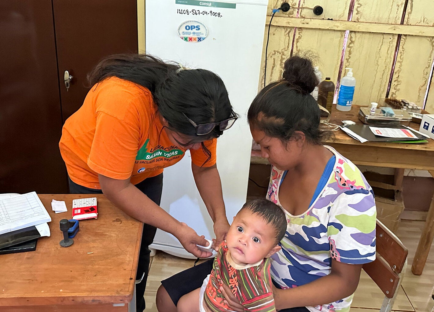 Un niño recibe examen médico