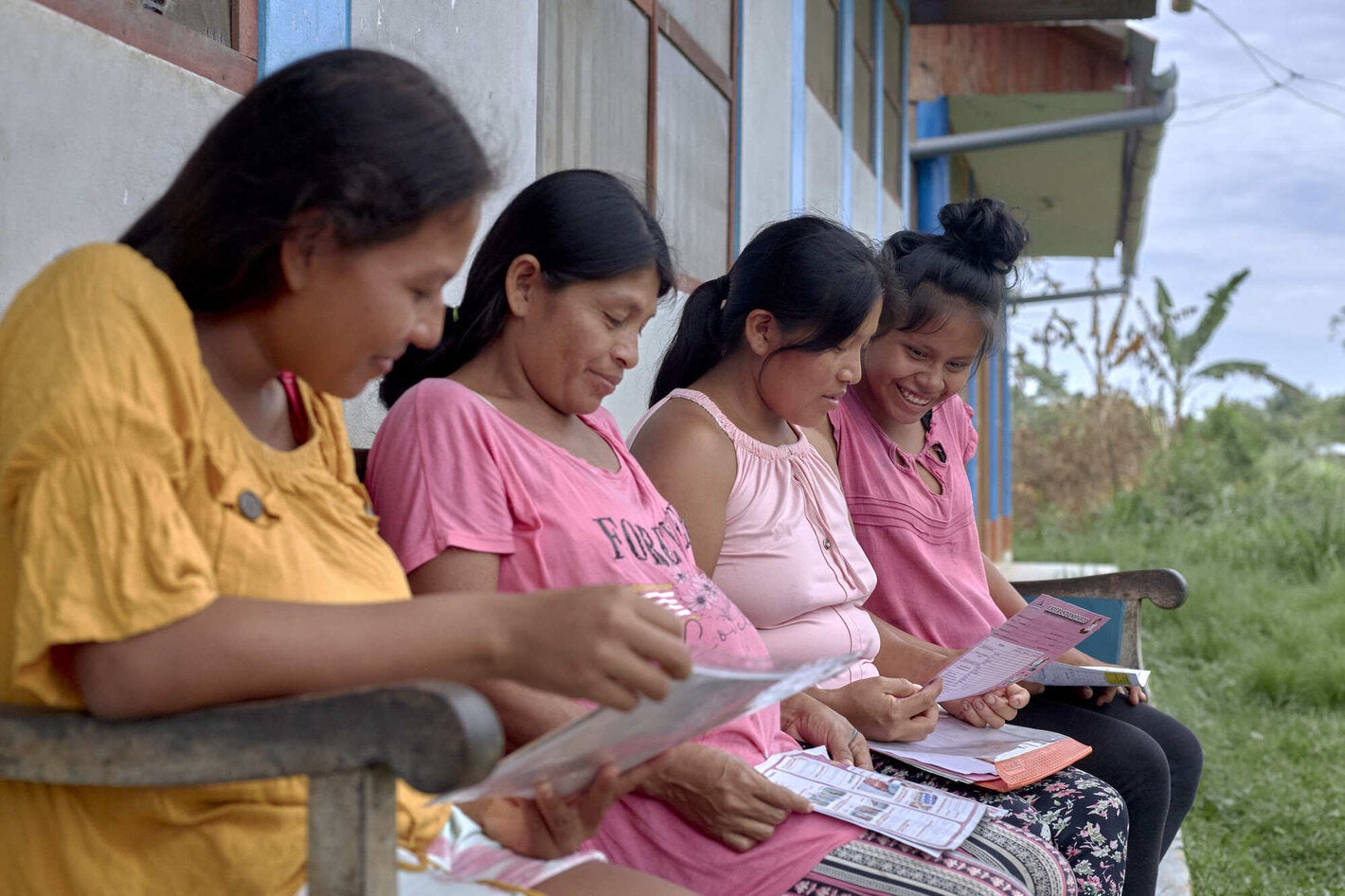 Madres gestantes en la selva de Perú,en espera de su control de salud