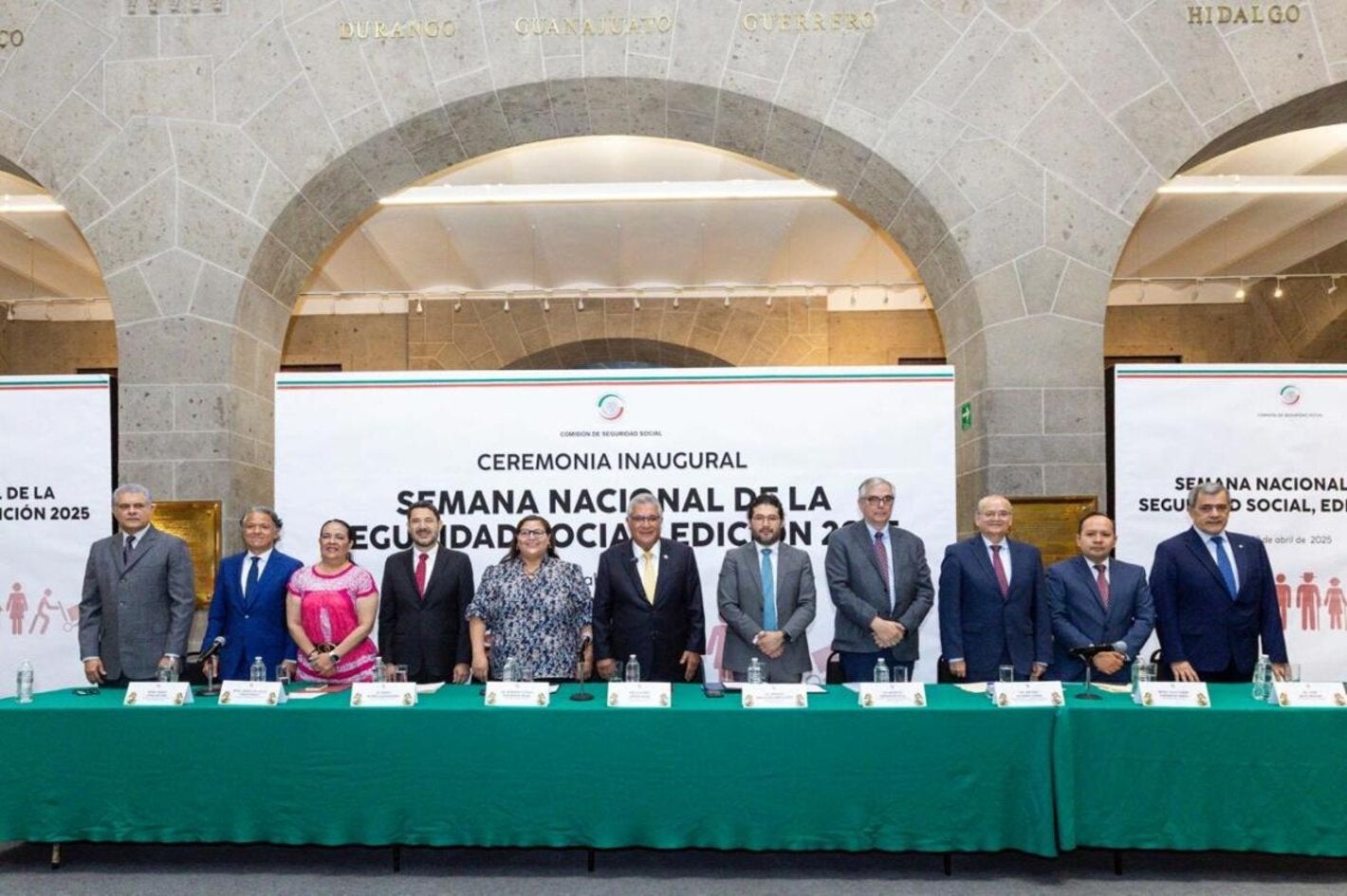 Autoridades del sector salud invitadas a la mesa de presidium para la inauguración de la Semana Nacional de la Seguridad Social